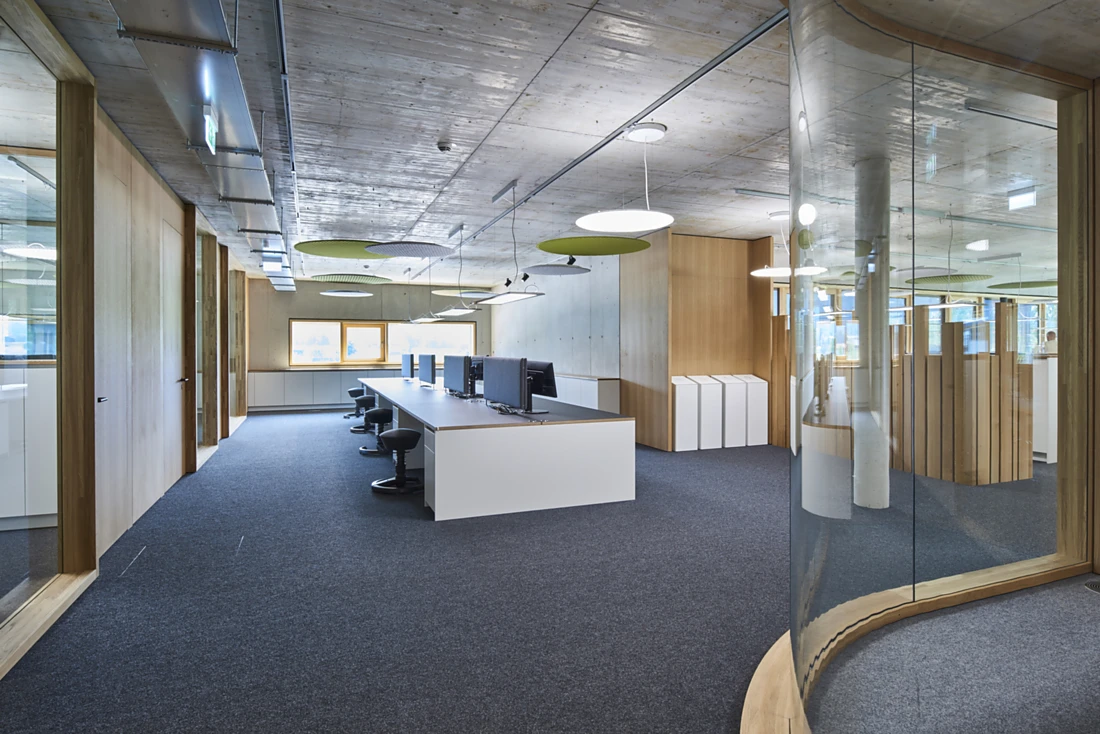 Nimbus and Rossoacoustic products were used in all areas of the BORA new-build. In fresh, discreet shades of green and light nuances, they create stimulating and pleasing highlights in the everyday office routine. Photos: Josefine Unterhauser, Bad Reichenhall