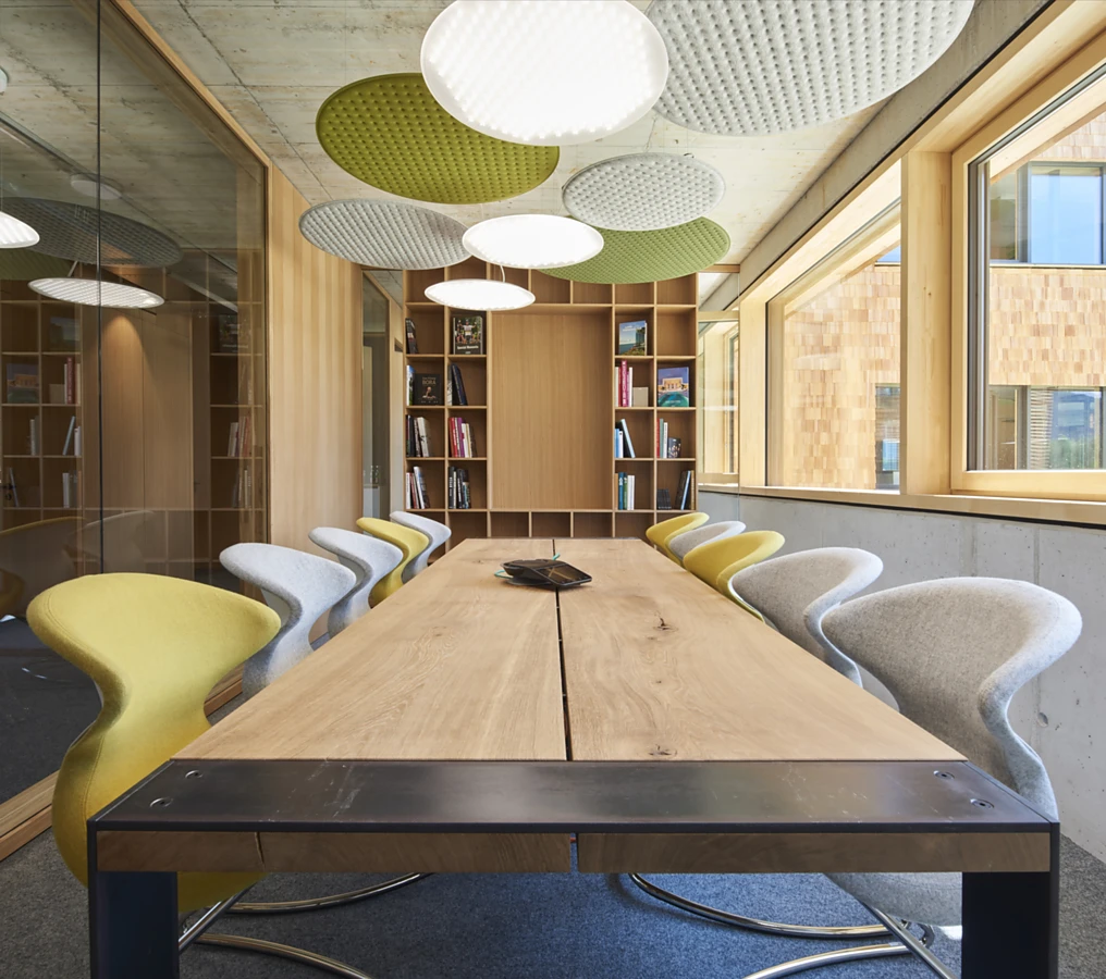A small number of select, reduced materials and a natural, authentic atmosphere define the work rooms in the BORA new-build. The Modul R Project luminaires and Rossoacoustic Pads form small islands above the conference table.<br />Photos: Josefine Unterhauser, Bad Reichenhall