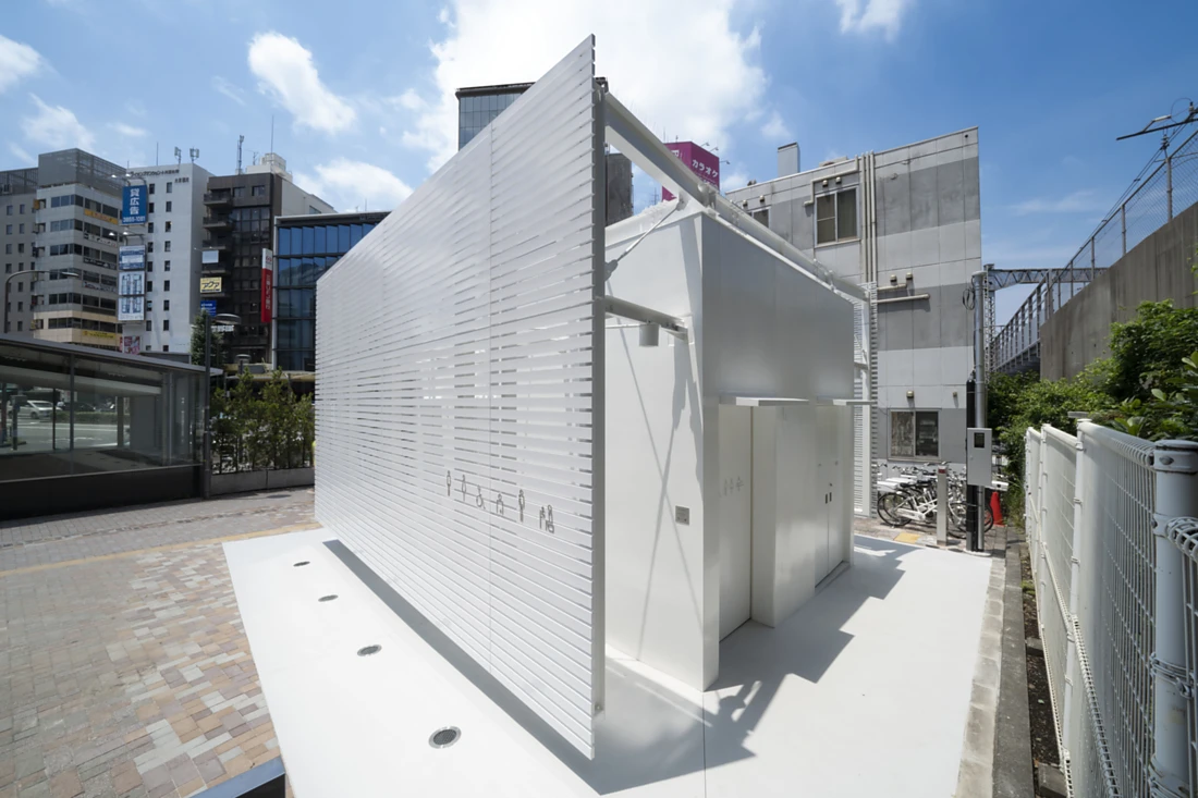 <p>Sato konzentrierte sich bei seinem Entwurf auf ein sicheres und sauberes Toilettenhaus, das hell, leicht und sehr harmonisch wirkt. Foto: TOTO LTD.</p>