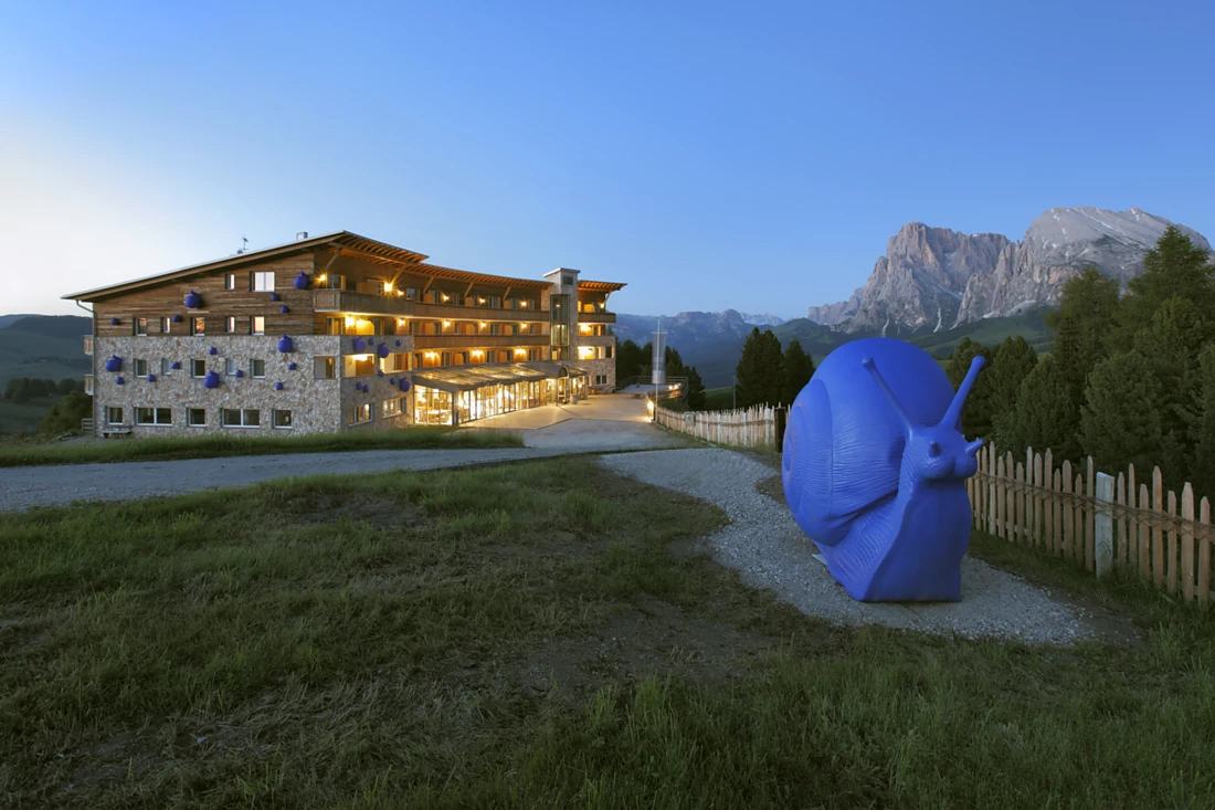 Das Hotel Paradiso Pure.Living in den Dolomiten bietet seinen Gästen Nachhaltigkeit mit allen Sinnen. Auch das Hygienekonzept passt perfekt in das Ambiente. Foto: TOTO
