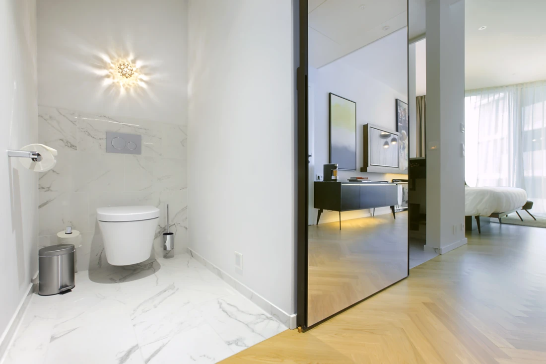 Allein 350 TOTO-WCs finden sich im neuen Wiener Luxus-und Lifestylehotel Andaz Vienna Am Belvedere. Das zeitlos klassische Design der TOTO-Produkte entspricht dem hochwertigen Interieur des gesamten Hauses. Foto: TOTO