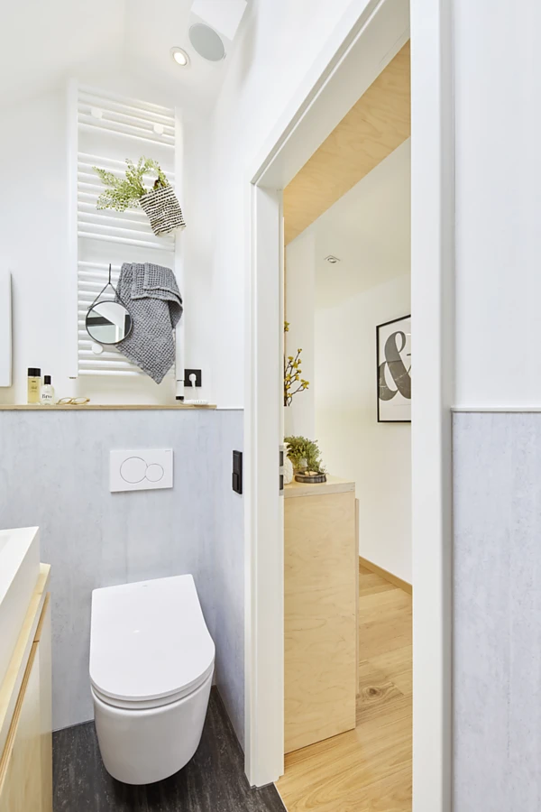 Das Dusch-WC von TOTO – das WASHLET RX – im kleinen Bad des Smarthauses, das noch bis Oktober 2019 durch deutsche Städte tourt und live besichtigt werden kann. Auf kleinstem Raum bietet das Dusch-WC Komfort, ein ansprechendes Design und ein einzigartiges Gefühl von Frische und Sauberkeit. Foto: Studioraum<br />