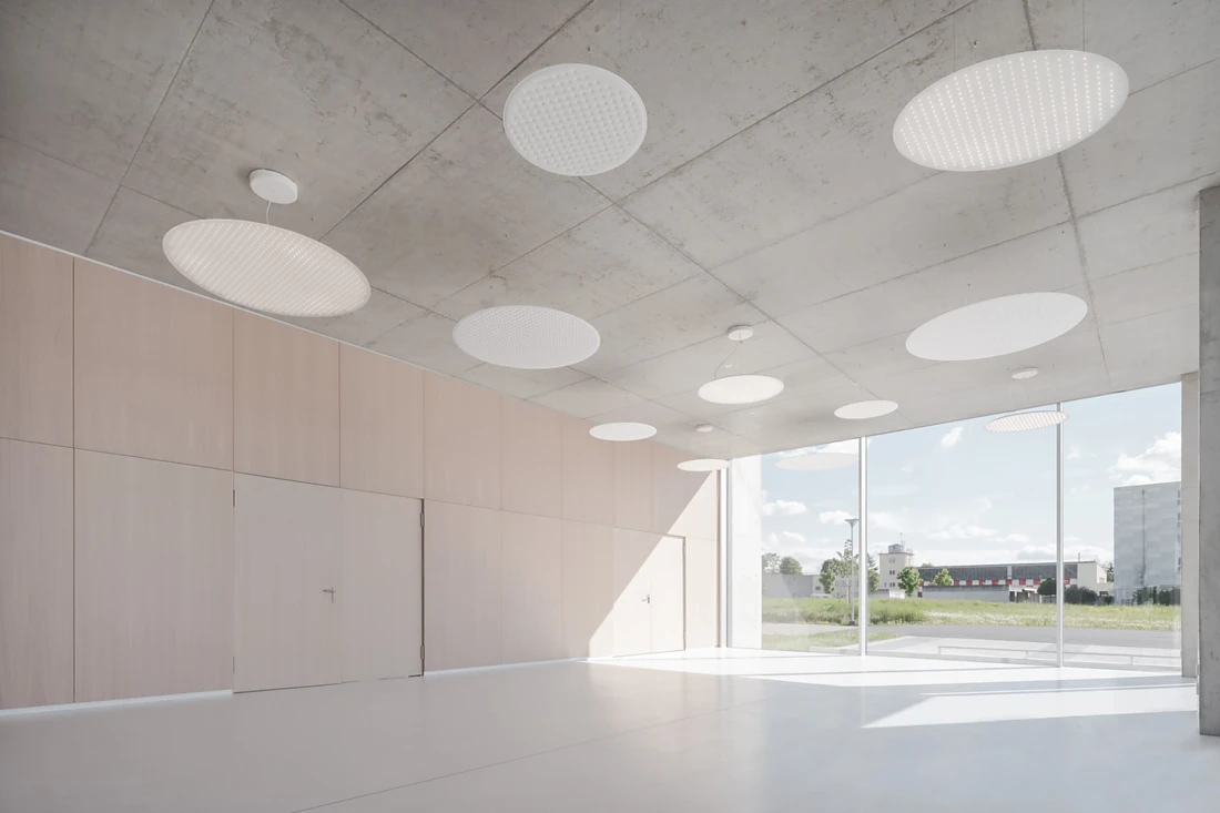 <p>Giving reasons for the choice, the designers said the white Rossoacoustic PADs and Nimbus luminaires met their requirements in terms of a "high-quality design and good illumination of the surfaces". They also blend in unobtrusively with the building's pared-back material and colour concept Photo: Brigida Gonz&aacute;lez, Stuttgart</p>