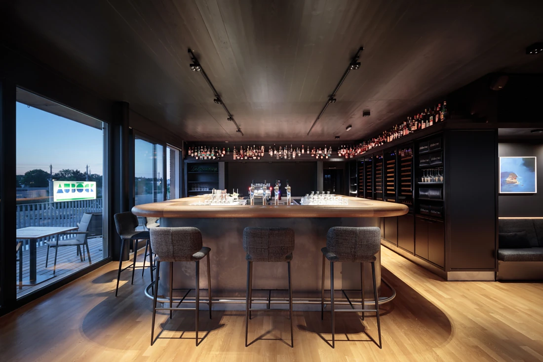 <p><span>The turning and tilting ceiling spots from the Nimbus Q FOUR TT TRACK range highlight the extremely well-stocked bar. They are mounted in two conductor rails above the bar. Photo: Kurt Kuball/design: Matth&auml;us Wagner, Sebastian Illichmann</span><span></span></p>