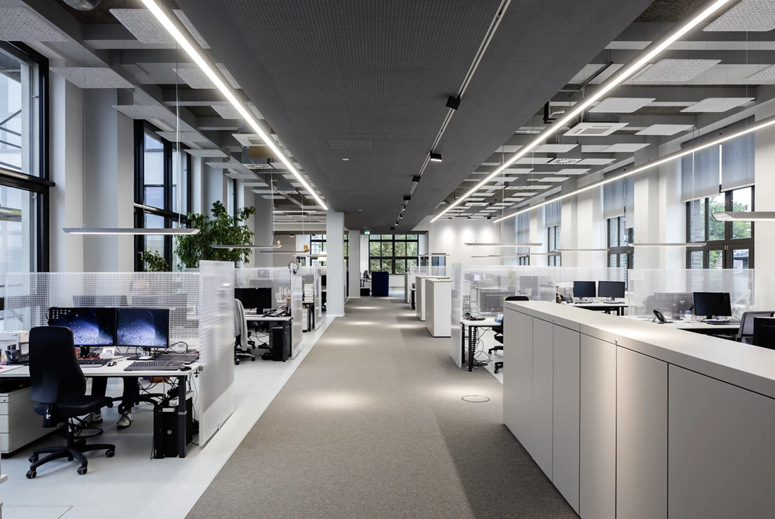 The architects developed a fitting acoustics concept to create ideal working conditions in the open, spacious rooms of the former factory hall. Photo: Jörg Hempel<br />