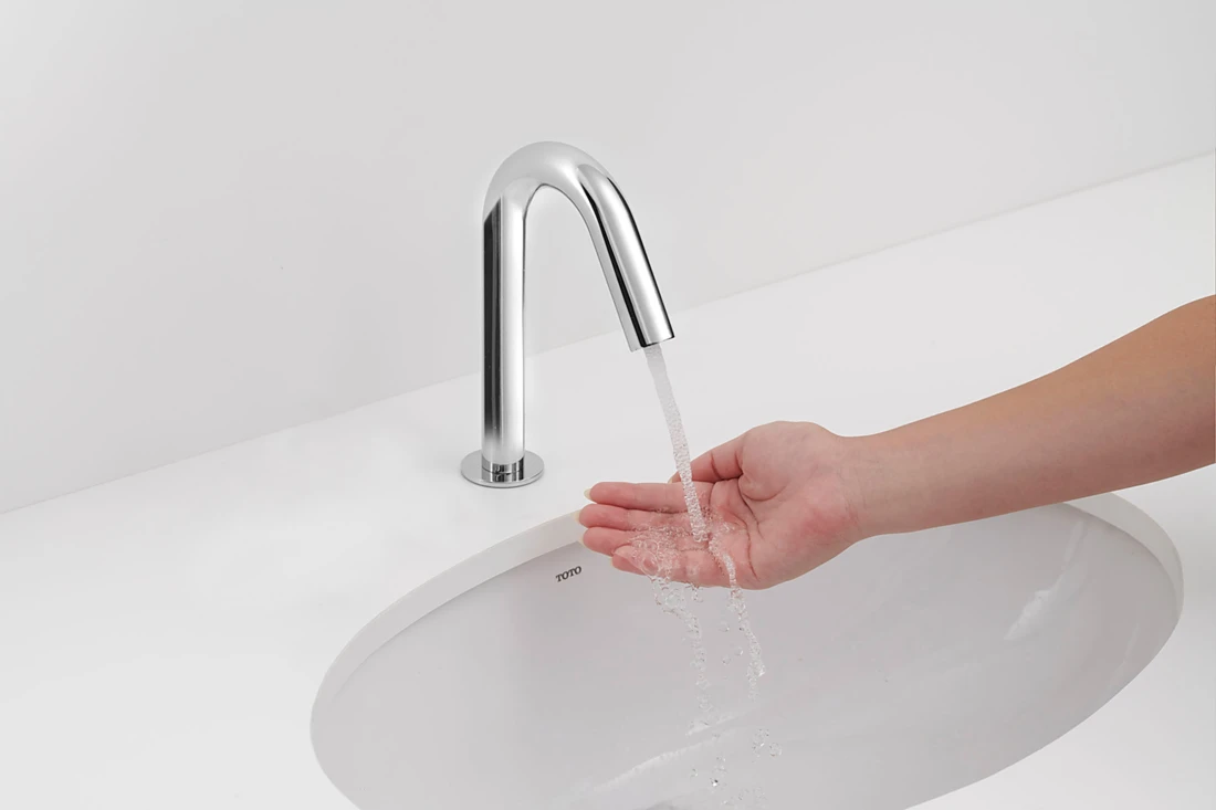<p><span>A pleasantly &ldquo;full&rdquo; flow of water despite water-saving technology: ECO CAP adds air to the water. The result: It saves water while creating an especially comfortable sensation. The stream of water feels pleasantly gentle and full, but the faucet only uses two litres. Shown here: the round version of the new automatic faucet.</span><span><br /></span><span>Photo: TOTO </span><span></span></p>