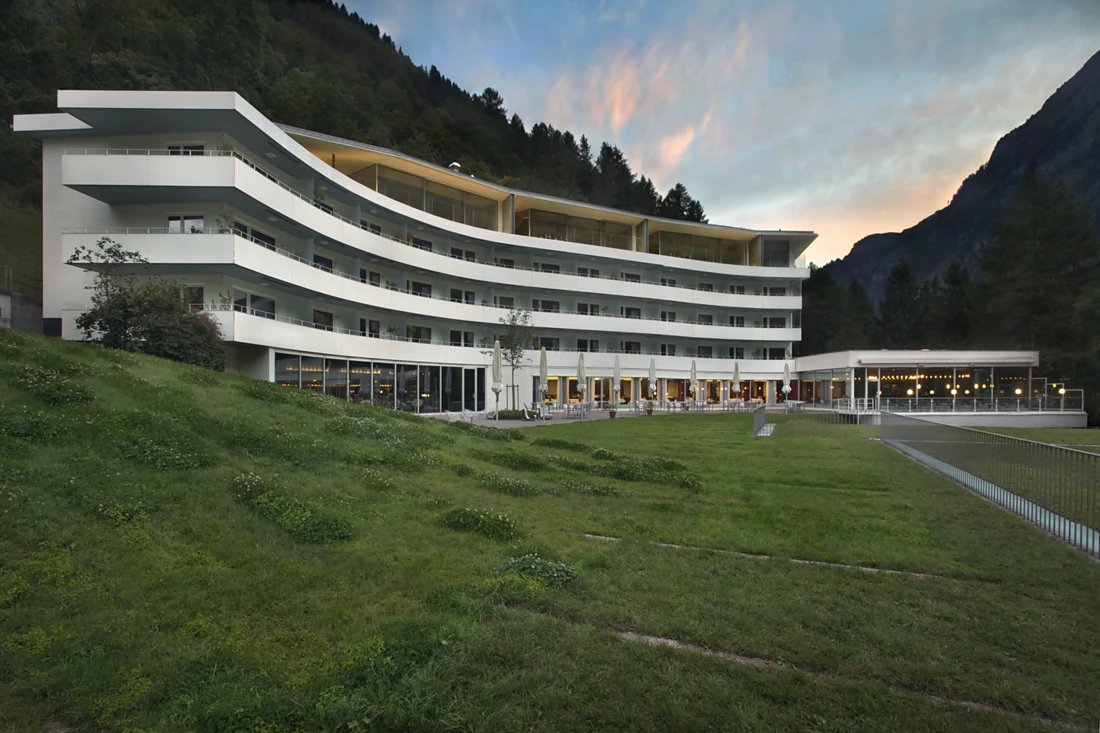 7132 Hotel in Vals: Der Gebäudekomplex stammt aus dem Jahr 1969 und ist komplett renoviert. Foto: TOTO <br />