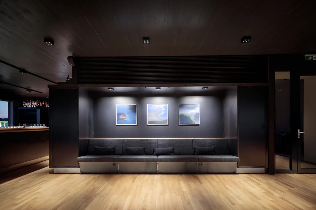 <p><span>The architects chose Q ONE wallwashers from Nimbus to illuminate the works of art hanging in an inviting seating alcove. Photo: Kurt Kuball/design: Matth&auml;us Wagner, Sebastian Illichmann // Art: Andi Ehlers</span><span></span></p>