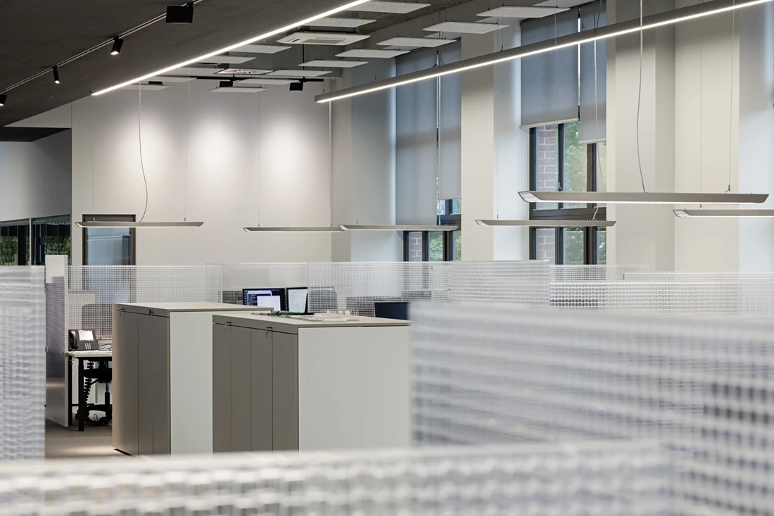 The individual workplaces are separated from one another by partitions in the form of transparent honeycomb panels from the Rossoacoustic CP 30 system. Photo: Jörg Hempel<br />