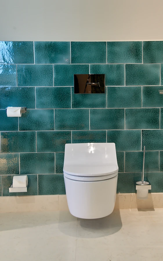 <p>Jedes Badezimmer der Langham Nymphenburg Residence wurde in Material und Farbe individuell gestaltet. Das formsch&ouml;ne WASHLET<sup>TM</sup> von TOTO passt immer perfekt &ndash; es ist das Modell RX EWATER+, das bereits im Jahr 2019 mit dem iF Design Award ausgezeichnet wurde. Foto: Stephan Julliar.</p>