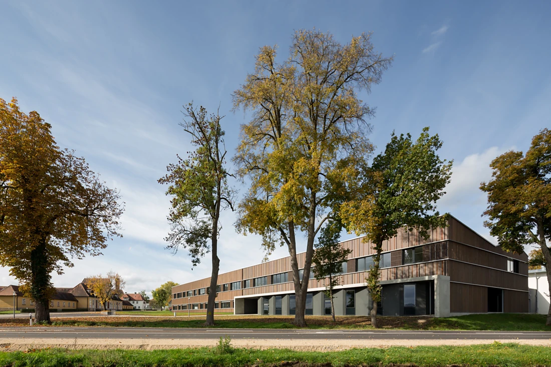 Die Erweiterung der Hochschule Weihenstephan am Standort Triesdorf war das erste Projekt von Florian Gruner im Büro a+r Architekten. Es wurde als „Beispielhafte Bauten - Energieeffizientes Bauen in Bayern“ ausgezeichnet. Foto: Marcus Ebener