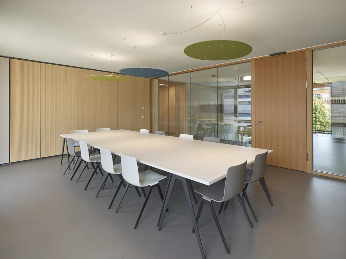 Recently installed at the Landratsamt in Tübingen – three Lighting Pads in the attractive colours Nightfall and Vineyard in one of the building's conference rooms. The innovative product provides glare-free working light, discreet, indirect room lighting and is also acoustically effective. Photo: Roland Halbe