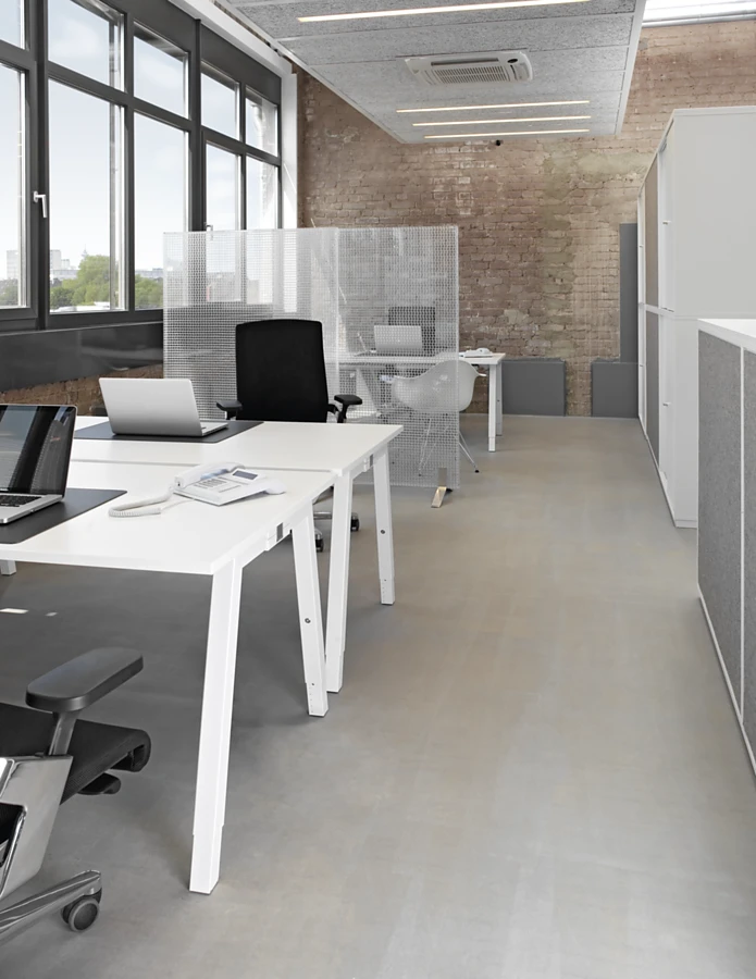The right fittings can be used to place Rossoacoustic CP30 panels on the floor, attach them to the edge of a desk or suspend them from the ceiling. The design of the panel system is discreet yet stylish. It is already used in numerous agencies, offices and administration buildings. Photo: Nimbus Group 