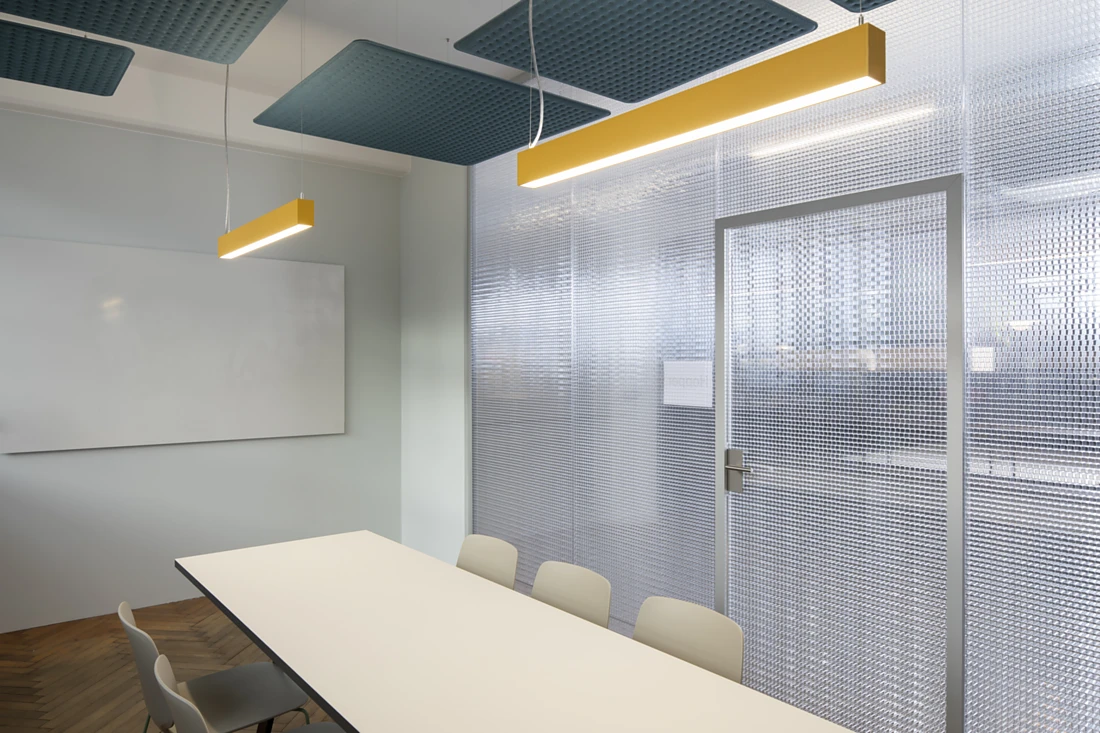 Translucent yet still acoustically effective: that is the outstanding quality of the Rossoacoustic CP30 room-dividing and partition wall system, which was used in one of the k15t conference rooms as a border to the open office. Photo: Nikolaus Grünwald, Gerlingen