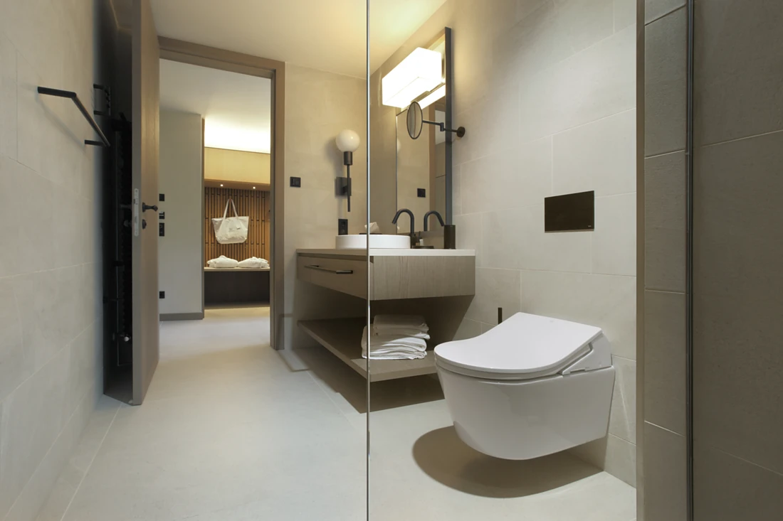 In the recently opened vegetarian Hotel Paradiso Pure.Living in the Dolomites, guests will see that it is possible to design bathrooms that are very hygienic while still conveying a feeling of luxury and well-being. Photo: TOTO