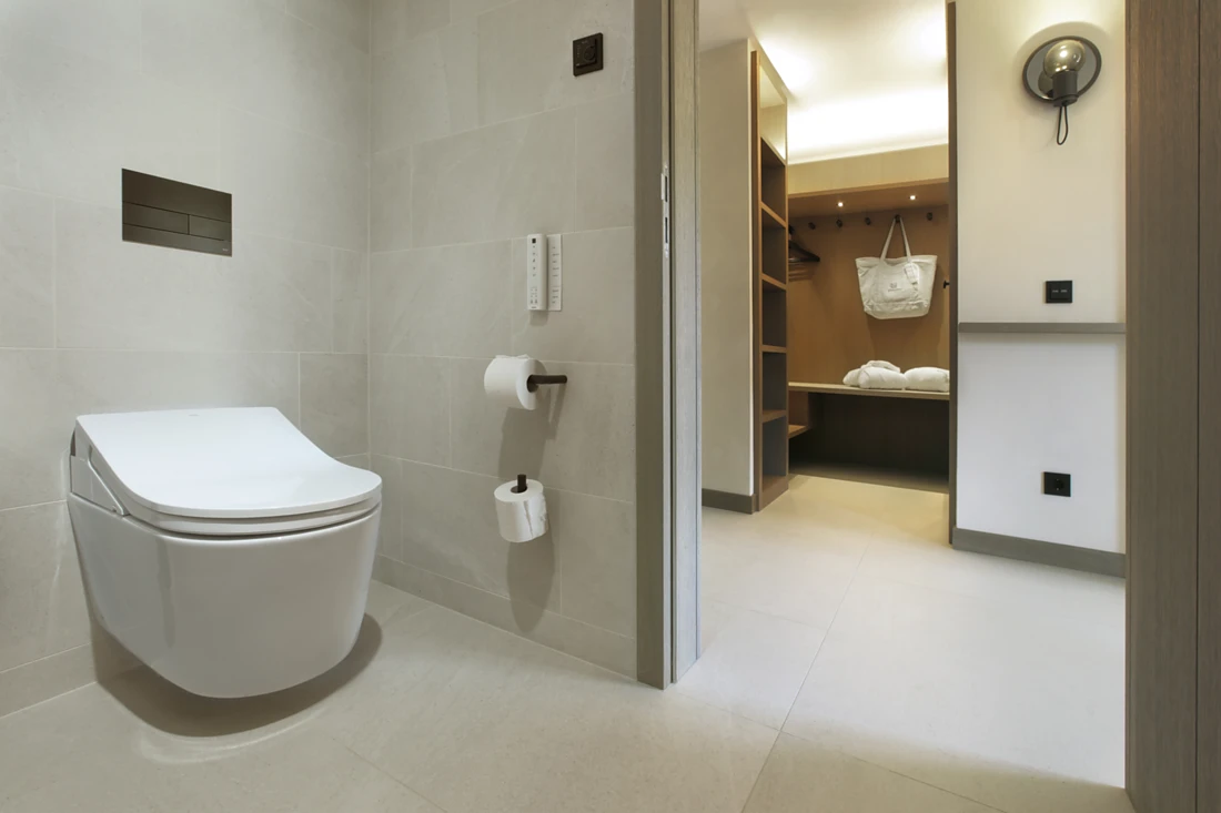 Alexander Spögler, Mitgründer und Managing Director des Paradiso Pure.Living, legt großen Wert darauf, dass die Badezimmer seines Hauses mit Dusch-WCs von TOTO ausgestattet sind. Foto: TOTO