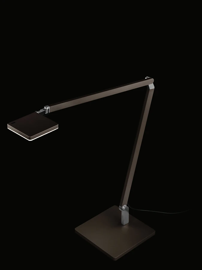 The Roxxane Home reading luminaire is somewhat more compact and features a square diffuser. It fits perfectly into a home office or a personal reading nook. Nimbus has also optimized the lighting performance in this version and offers the new shade of "dark bronze". Design: Rupert Kopp,<br />Photo: Frank Ockert