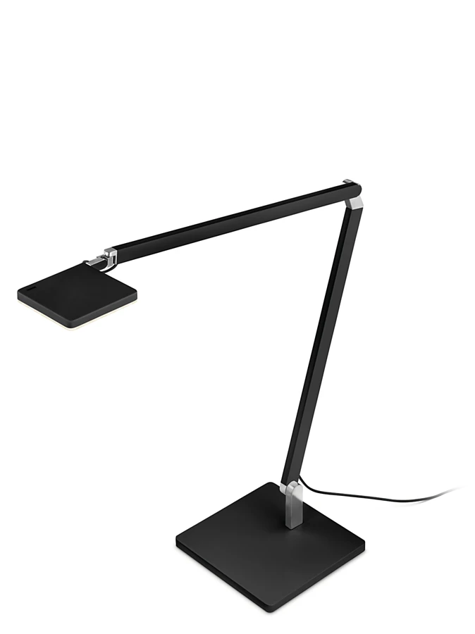 6 Space-saving (without base) and a perfect fit: the highly versatile Roxxane LED workplace luminaire can be integrated into the JobTisch. The photo shows the standard version with base. The classic design from the Stuttgart light manufacturer can be pointed in any direction and illuminates the home office workplace with pleasant, glare-free light. Photo: Nimbus<br />