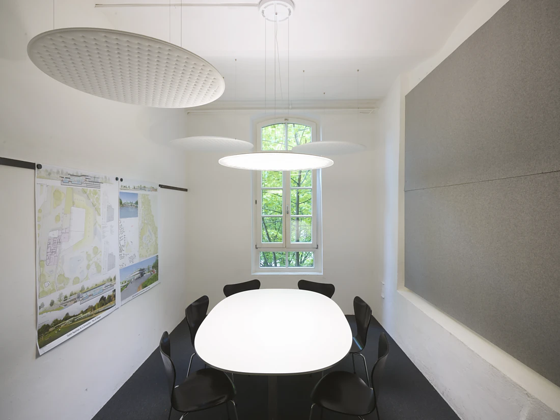 A Lighting Pad can also be found above the middle of the table in a conference room at 4a Architekten with Acoustic Pads grouped around it suspended at different heights. The light is absolutely glare-free, warm and even brilliant, and the Lighting Pad is also acoustically effective. Photo: Frank Ockert