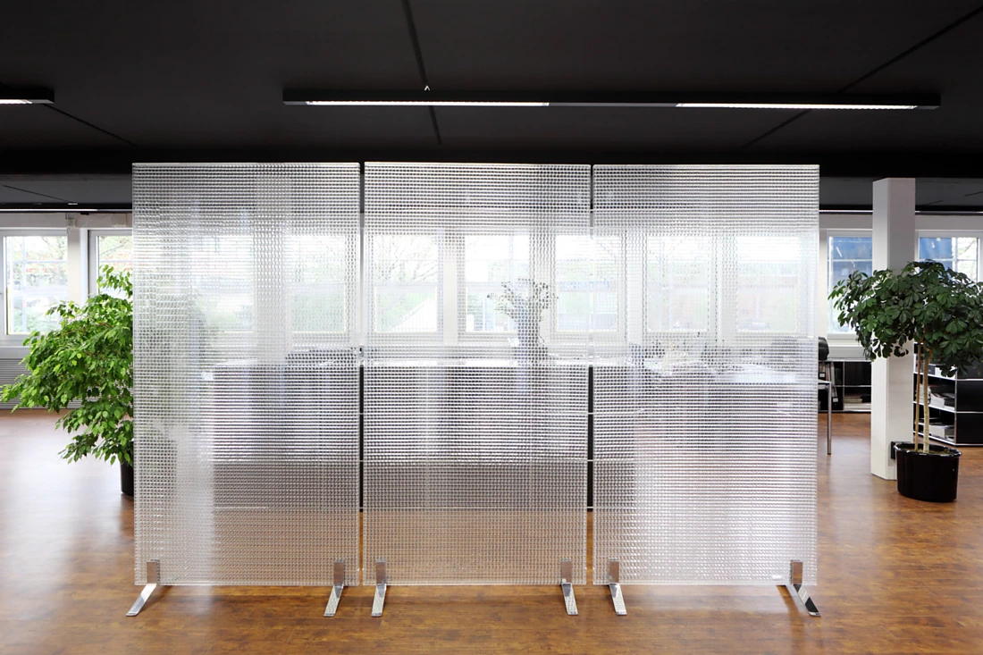 Users find the translucence of the panel system particularly pleasant: staff can keep the necessary distance while joining in with the daily routine and keeping up with events in the office. It is translucent and enables a balance between protection, shielding and social interaction. Photo: Nimbus Group 