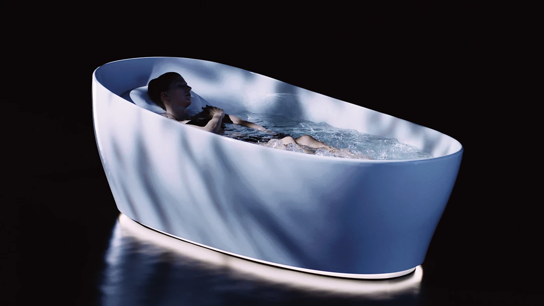 Ein Vollbad in der neuen TOTO Floating Badewanne ist ein meditativer Moment, der Körper und Geist gleichermaßen beruhigt und zu einer äußerst tiefen Muskelentspannung führt. Am Boden der  Wanne ist ein LED-Lichtring eingelassen – ein harmonisierendes Interieurelement. Foto: TOTO