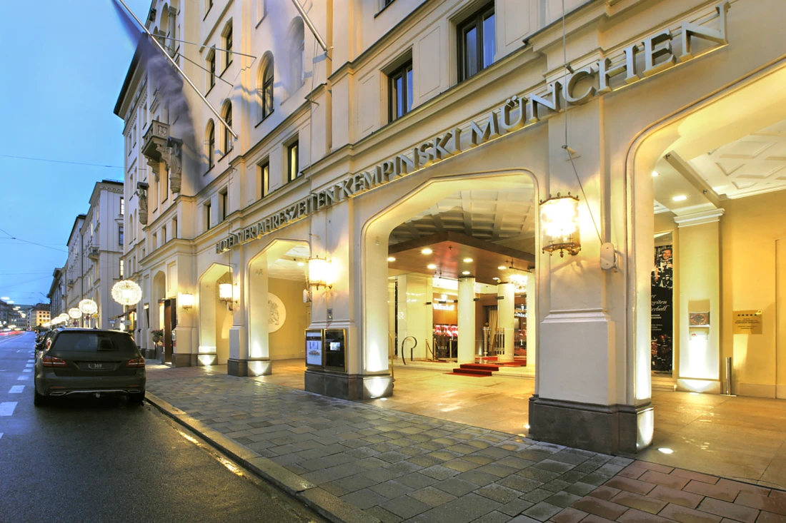Das Grandhotel Vier Jahreszeiten Kempinski München empfängt seine internationalen Gäste mit mondänem Flair. Foto: TOTO <br />