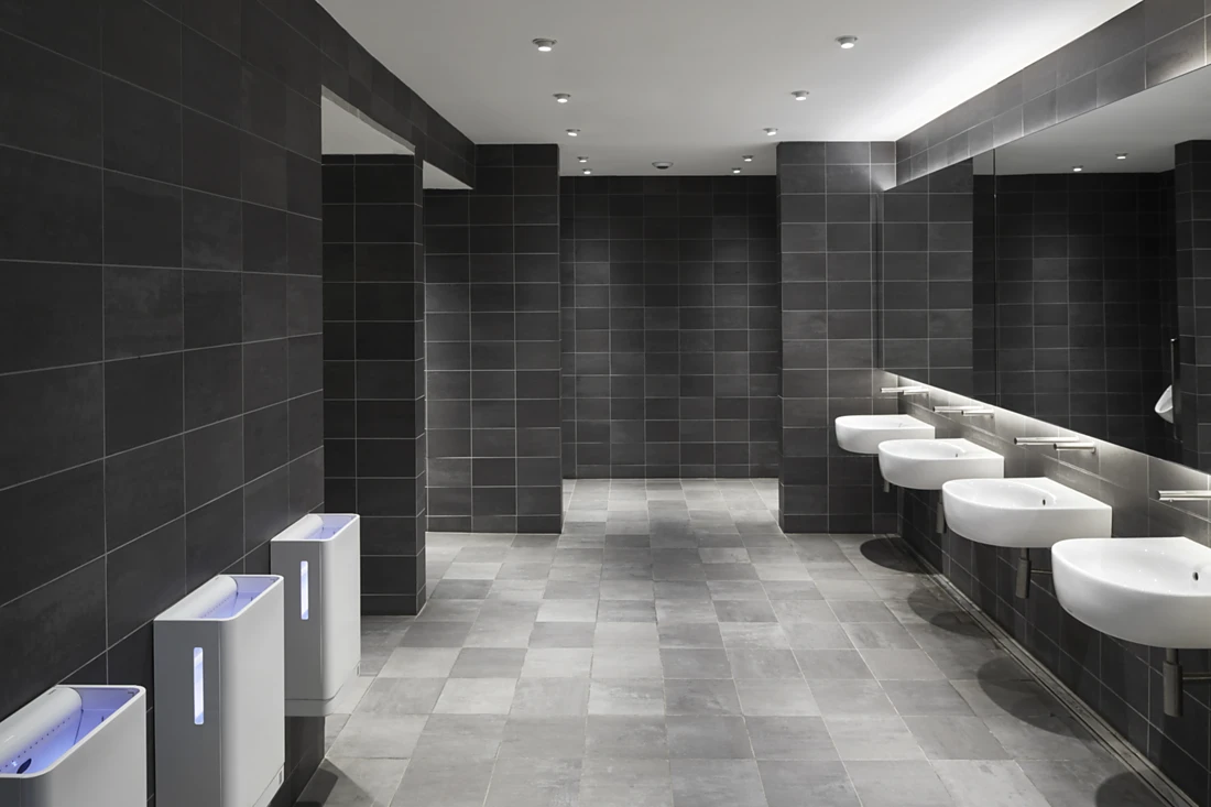 Die Herrentoilette mit für den Louvre maßgeschneiderten Waschbecken der Serie NC und Händetrocknern. Foto: Francis Amiand.<br />