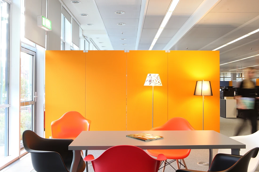 The Rossoacoustic TP30 system also works to outstanding effect when used as a conventional partition. The individual components of the modular system are fastened together using Team connectors, which can be slotted onto the panels without the use of tools. Photo: Nimbus Group <br />