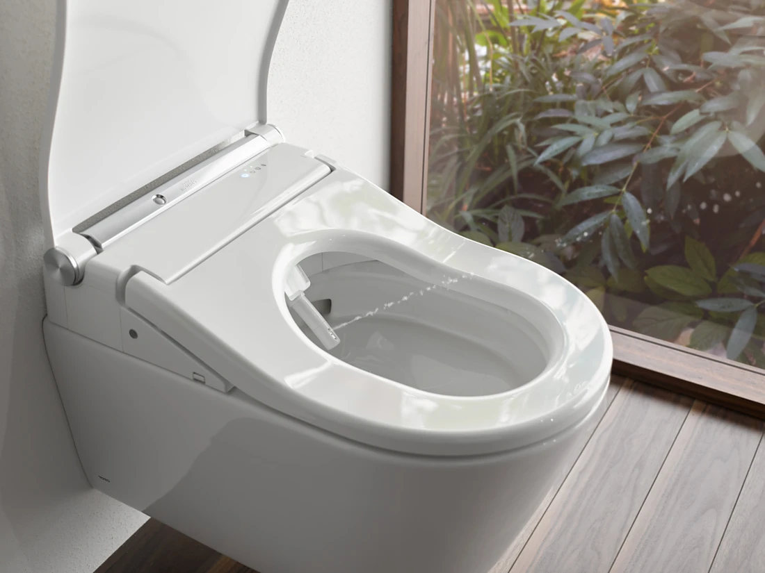 <p>Ein Dusch-WC (hier das Modell WASHLET&trade; RW) von TOTO aus der N&auml;he. Die Besonderheit bei allen Dusch-WCs des japanischen Sanit&auml;rexperten ist die Stabd&uuml;se, die oberhalb der Keramik platziert und daher optimal vor Verunreinigungen gesch&uuml;tzt ist. Nach der Nutzung verschwindet die D&uuml;se sauber hinter einer Klappe. Der Wasserstrahl zur Intimreinigung l&auml;sst sich individuell einstellen, es gibt auch eine Ladydusche. Diese erfrischende Reinigung mit warmem Wasser bietet ein pures Wellness-Gef&uuml;hl. Foto: TOTO</p><br /><p></p>