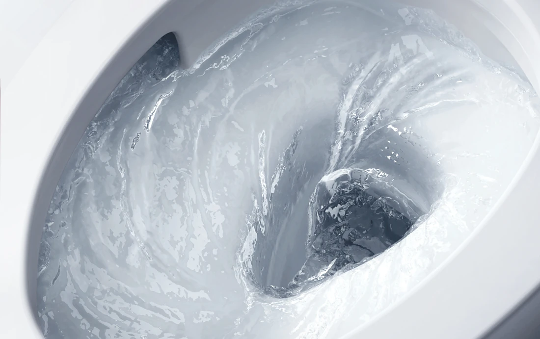 Wie alle TOTO WCs, verfügt auch das WC RP über eine kreisende Spülung, die von TOTO als TORNADO FLUSH bezeichnet wird. Kraftvoll wird diese in jeden Winkel des WC-Beckens geleitet und spült Verunreinigungen effizient und vollständig fort. Foto: TOTO
