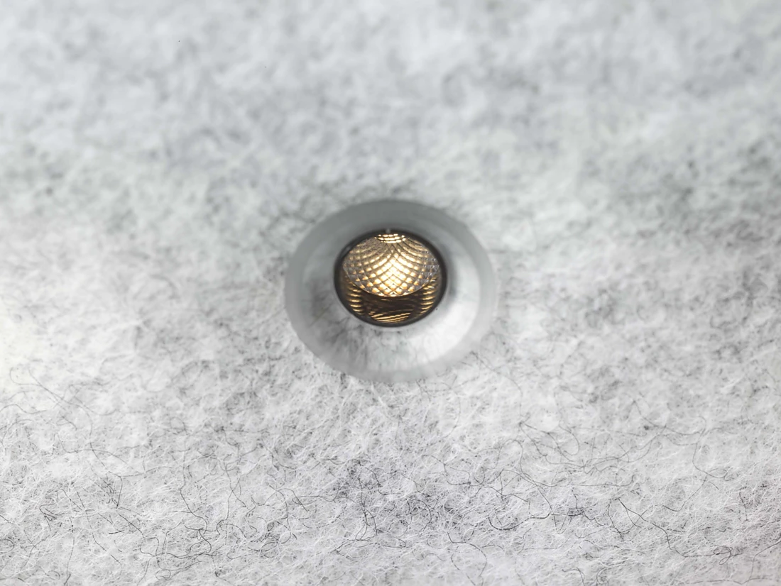 The high-performance LED (diameter 8 mm) embedded in the fleece is hardly perceptible at first glance yet displays precision and a high quality of detail. Photo: Frank Ockert