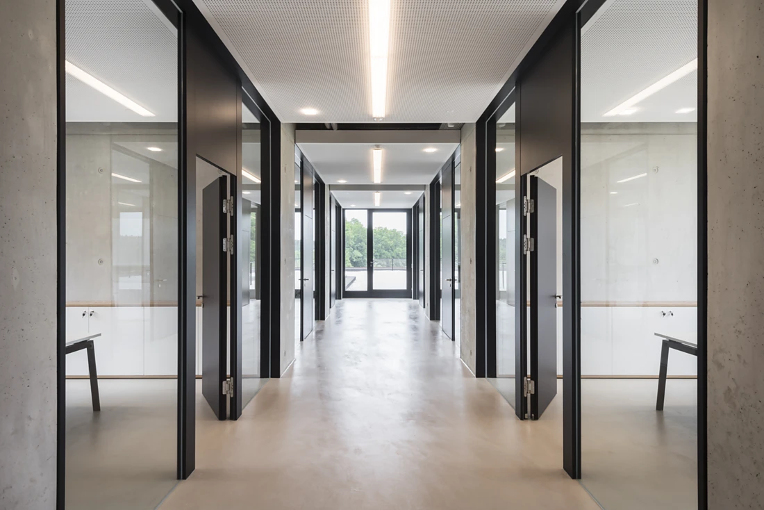 Nimbus linear luminaires underline the spatial alignment in the corridors. Photo: Alexander Gebetsroither