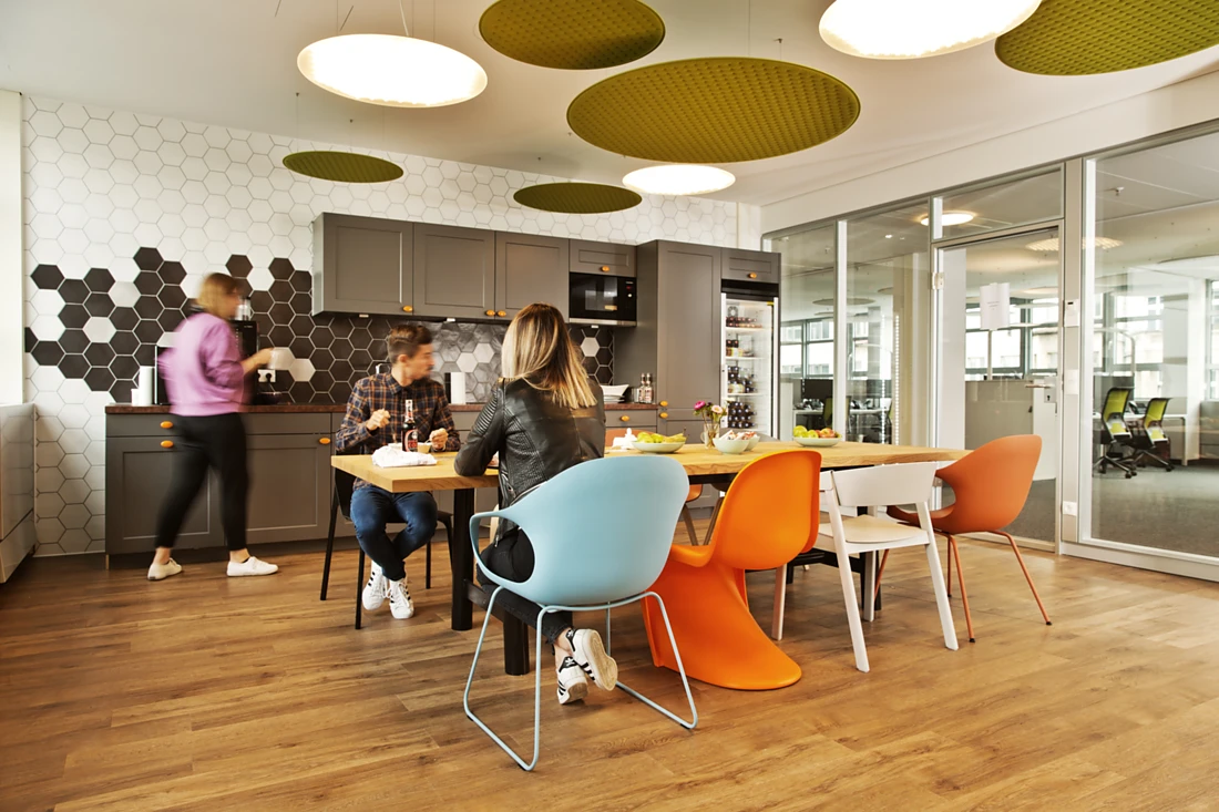 In the canteen too inspiration and emotion are encouraged by colour-coordinated Rossoacoustic Pads and the suspended Nimbus luminaires. Photo: AKIM photography, Achim Hehn<br />