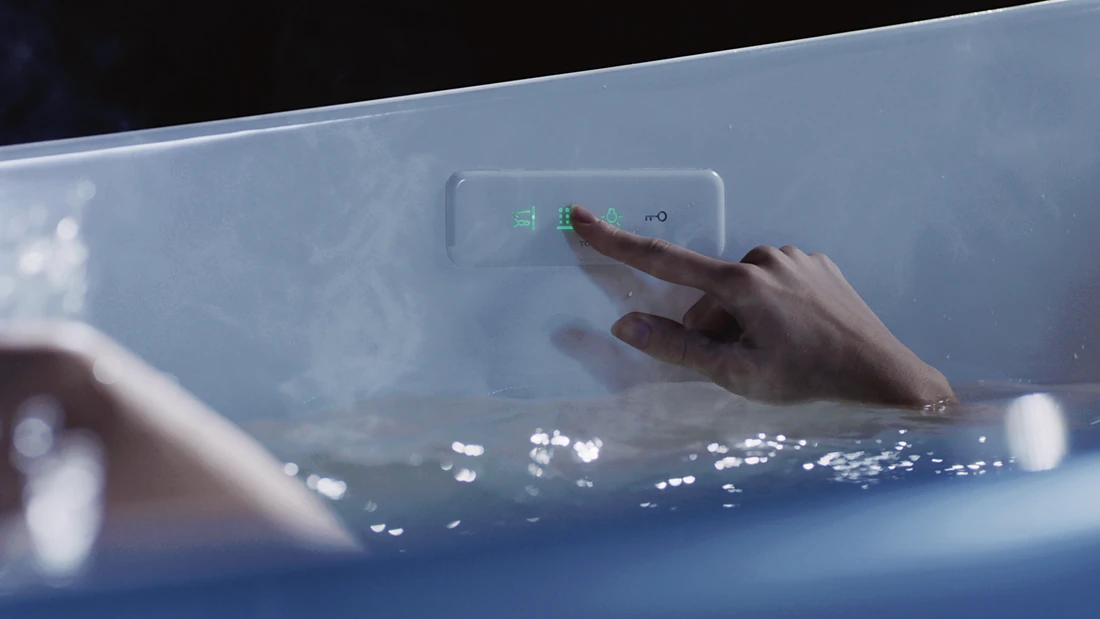 Alle Funktionen der neuen TOTO Floating Badewanne sind mühelos und bedarfsgerecht durch ein Kontroll-Paneel auf der Wanneninnenseite zu steuern. Foto: TOTO<br />