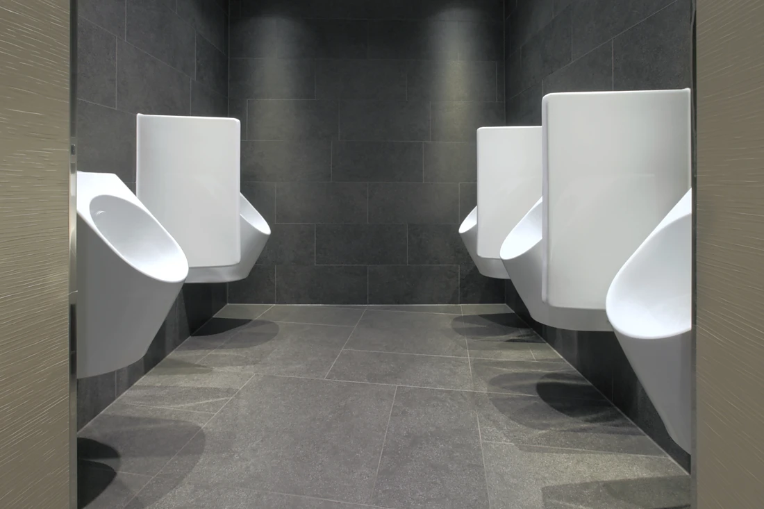 In den halböffentlichen Bereichen hängen Urinale von TOTO, die randlos und an allen Stellen frei zugänglich und damit gut zu reinigen sind. Die CEFIONTECT-Glasur und der angeformte Geruchsverschluss bieten optimale Hygiene. Fotos: TOTO