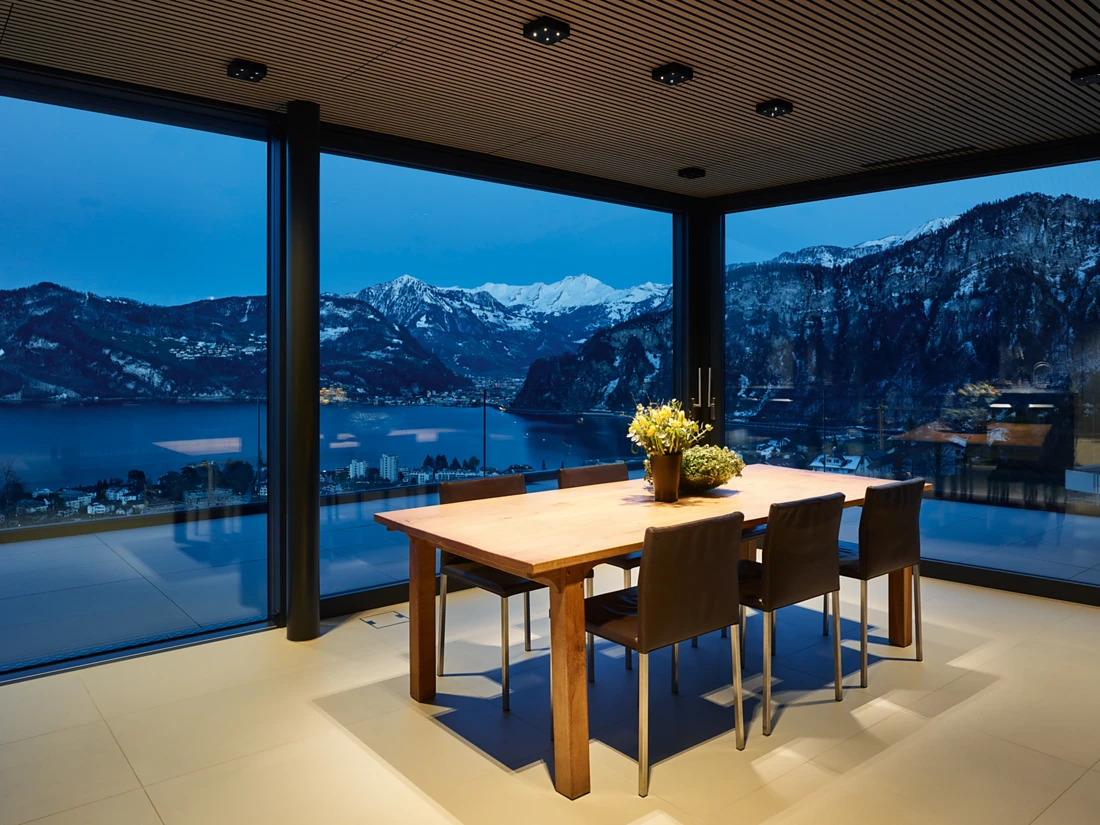<p>The designers used Nimbus Q FOUR ceiling luminaires to ensure the view is not impaired by light sources reflecting in the panes of glass during the evening when the lights are switched on. Photo: Nimbus Group / Philipp Funke</p>