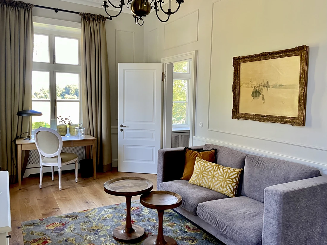 <p>Stilecht mit warmen Materialien und Farben: Blick in eine der von GEPLAN DESIGN gestalteten Suiten im Voigthaus mit gro&szlig;z&uuml;gigem Wohnzimmer. Foto: Kathrin Geipel</p>