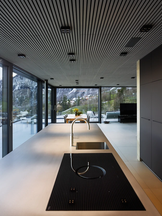 <p>In the house by Lake Lucerne, Nimbus Q FOURs provide bright, atmospheric lighting to illuminate the work surfaces of the free-standing, exclusive kitchen island as well as the top of the inviting dining table. However, the light sources on the ceiling withdraw completely into the background and are hardly visible. Photo: Nimbus Group / Philipp Funke</p>