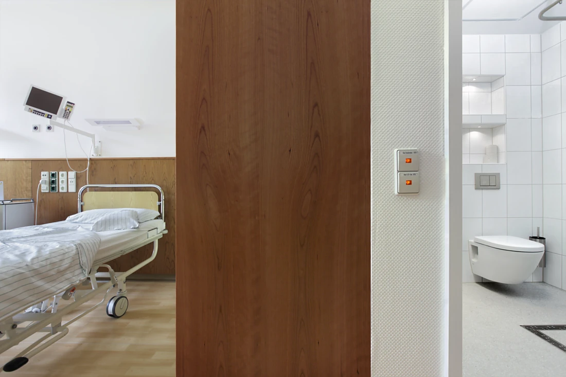 Ein konkreter Lösungsvorschlag der Hygienekommission besteht darin, konventionelle WCs durch spülrandlose Modelle zu ersetzten, wie hier im Franziskus Hospital in Bielefeld. Foto: TOTO