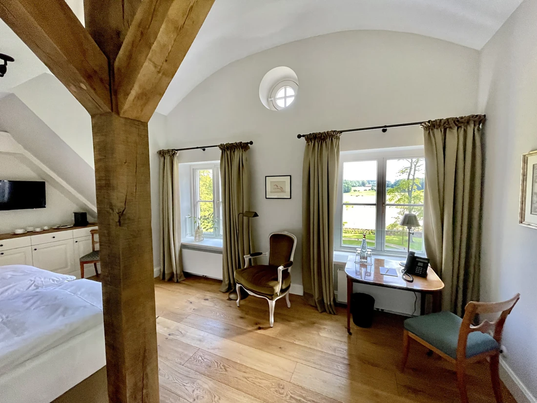 <p>Rustikal und elegant. GEPLAN DESIGN gelingt mit ihrem Entwurf der Spagat. Blick in die Suite im Dachgeschoss des Herrenhauses. Foto: Kathrin Geipel</p>