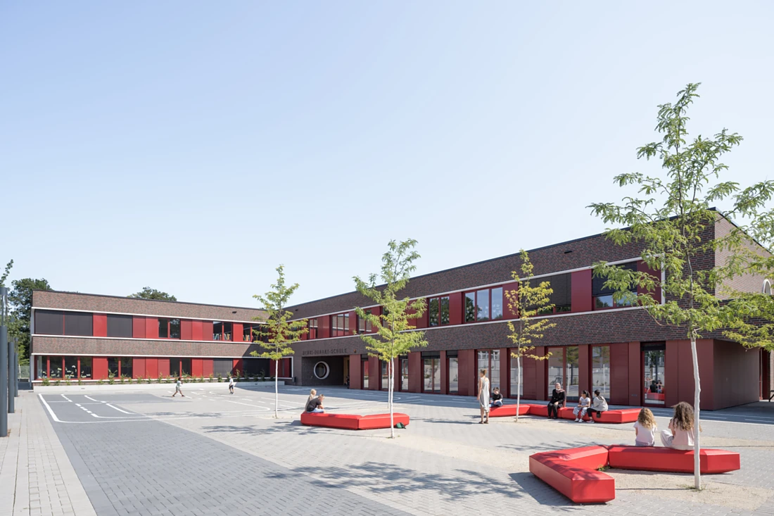 <p>Zum weitl&auml;ufigen Schulcampus hin umklammert der Grundschul-Neubau der Henri-Dunant-Schule den neu gefassten Pausenhof L-f&ouml;rmig. <span>Foto: Marcus Ebener</span><span></span></p>