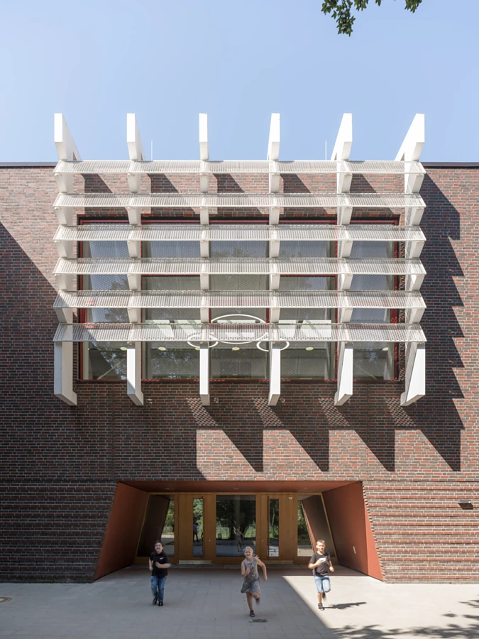 <p>Zahlreiche Gestaltungsdetails vermitteln ein lebendiges Fassadenbild zu beiden L&auml;ngsseiten des Geb&auml;udes. Foto: Marcus Ebener</p>