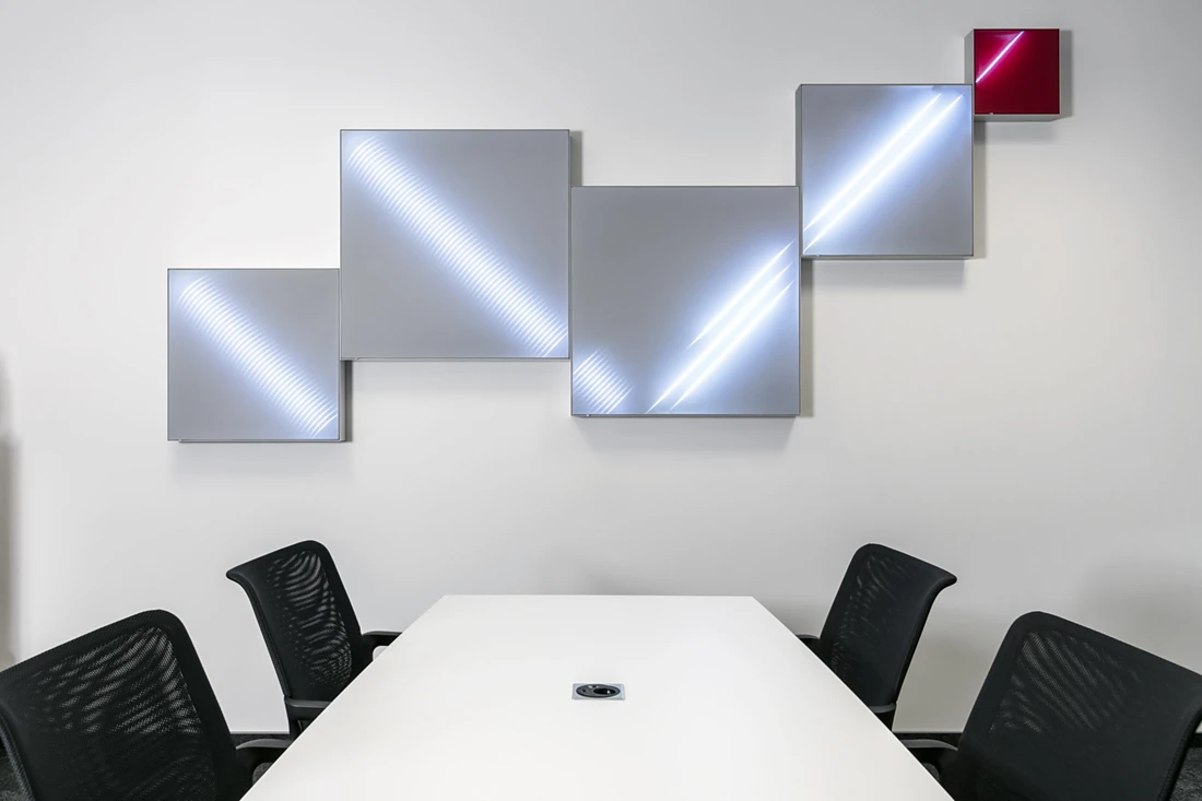 Textile Leuchtrahmen mit Lichteffekten sorgen für eine anspruchsvolle Raumgestaltung im Büro. Dank schallabsorbierendem Akustikvlies auf der Rückplatte werden die Rahmen zugleich zu Akustikbildern, die für eine verbesserte Raumakustik sorgen. Foto: Nikolay Kazakov <br />