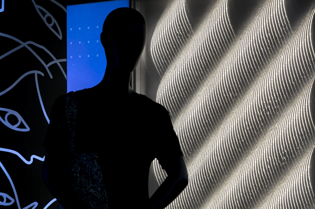 Dreidimensional und leuchtend präsentieren sich die Leuchtrahmen von Kendu mit den gekederten Ettlin Lux Textilien (Decolux schwarz). Foto: N. Kazakov