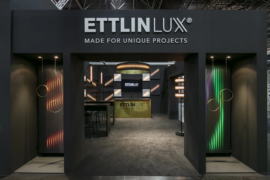 Typisch für Ettlin Lux sind die dynamischen Leuchtkästen mit tiefenwirksamen Lichteffekten, die den Eingangsbereich des Messestandes schmückten – diese Art der Gestaltung diente als Inspiration für eine Schaufenstergestaltung. Foto: N. Kazakov