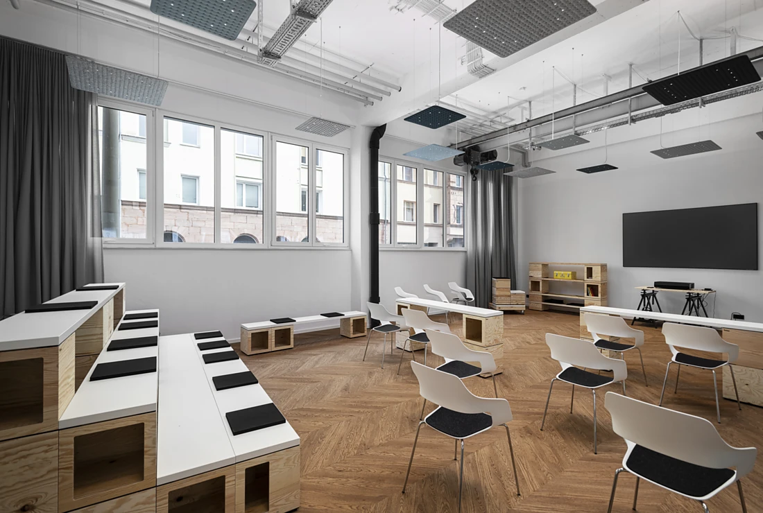 The fichtewerkstatt on the ground floor provides space for 50 people for workshops, seminars, presentations or yoga sessions and is particularly flexible in its utilisation options. Photo: Nimbus Group / Martin Kreuzer