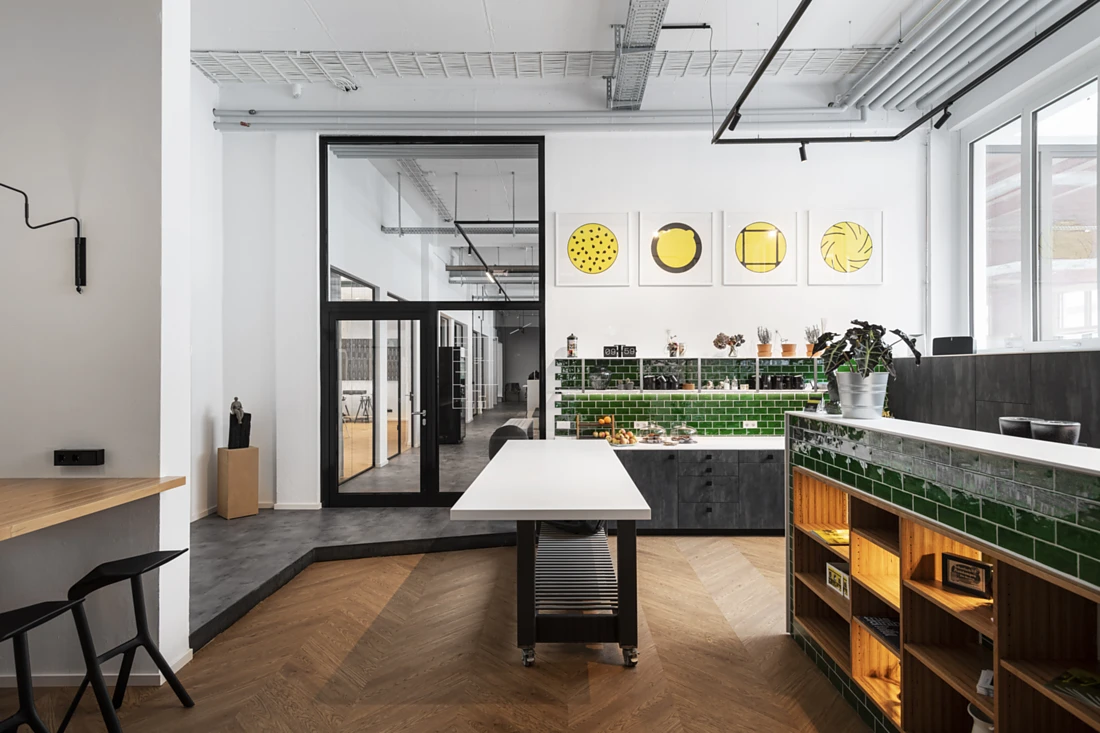All those working at Fichte45 can gather in the large communal kitchen, the fichteheart. This space can also be rented by catering companies as an event location. Photo: Nimbus Group / Martin Kreuzer<br />