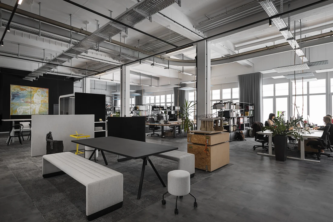 The fichtework unit not only provides space for Lechners own suite of offices but is also open to others: co-working spaces, meeting rooms and quiet rooms on two levels are used by him as well as by co-workers or long-term tenants. Photo: Nimbus Group / Martin Kreuzer