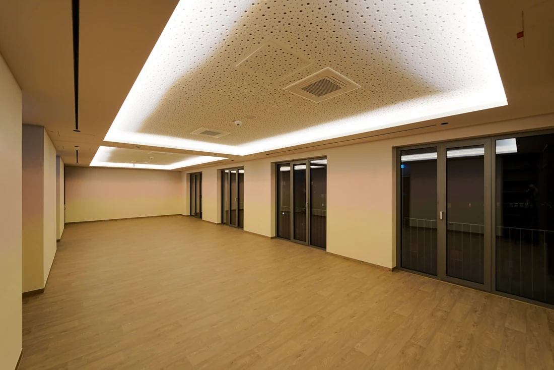 <p>Im Yoga-Raum im zweiten Obergeschoss kommen wieder die Lichtvouten von luxwerk zum Einsatz. Foto: luxwerk</p>