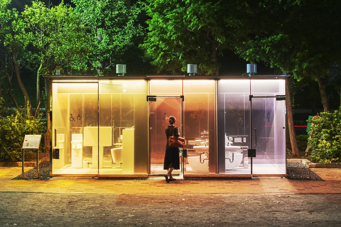 These “Tokyo Toilets” were completed by November 2020, creating a stir in the urban landscape. The photo shows the toilet pavilion designed by Shigeru Ban. The walls are transparent from the outside, and passersby can see inside. Once someone locks the door from the inside, the glass changes colour to become an opaque wall, protecting the user from unwanted glances. Photos: Satoshi Nagare